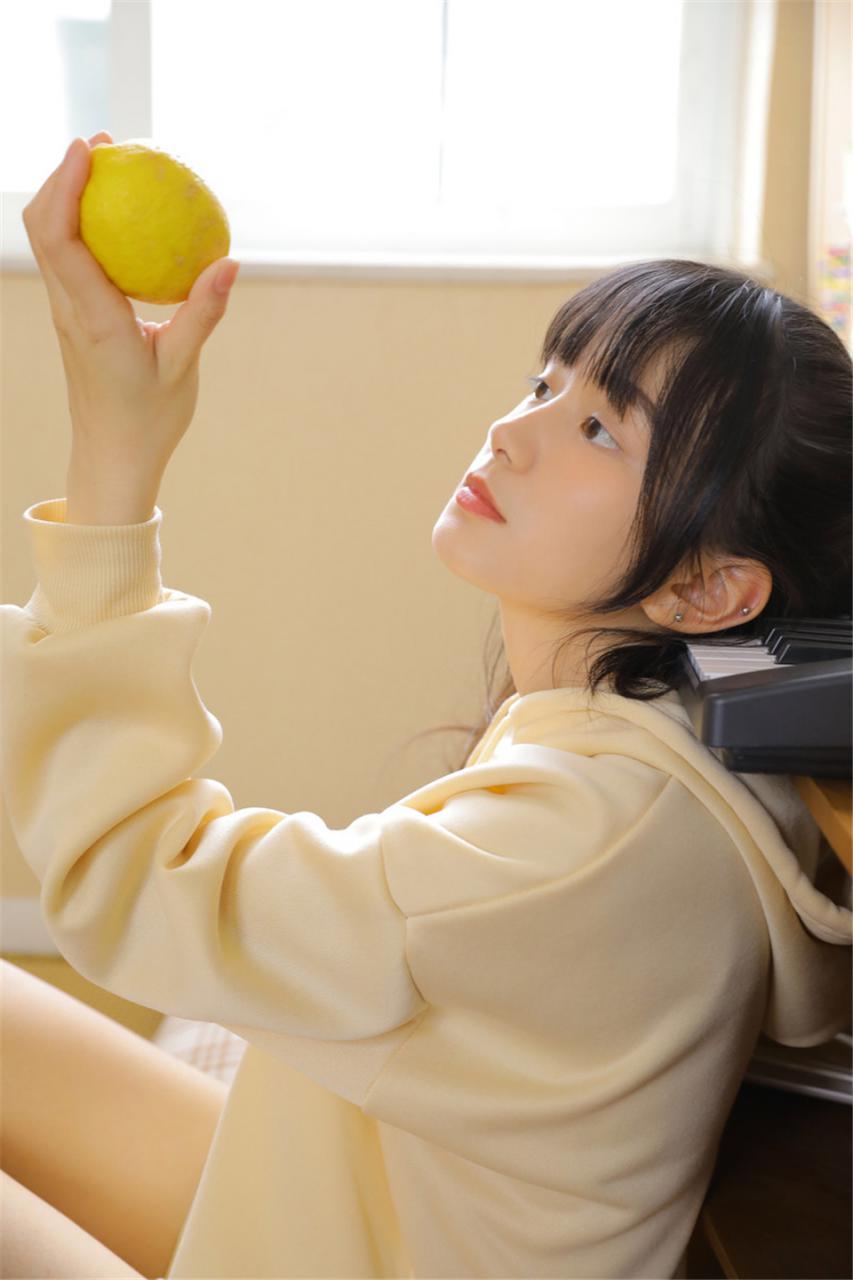 清新大眼镜长腿空气刘海萌妹子白色卫衣寝室唯美写真(1/11) 美图 第1张
