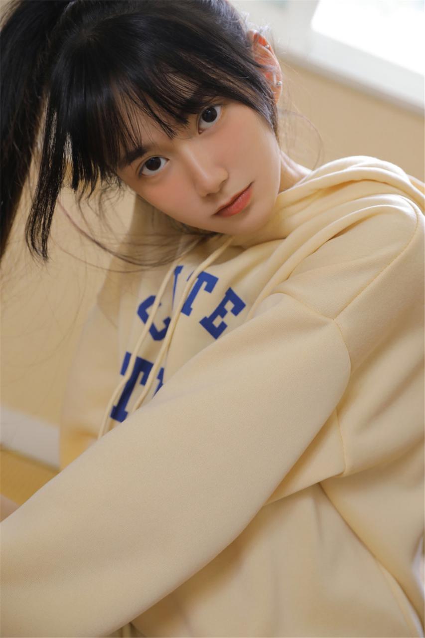 清新大眼镜长腿空气刘海萌妹子白色卫衣寝室唯美写真(1/11) 美图 第1张