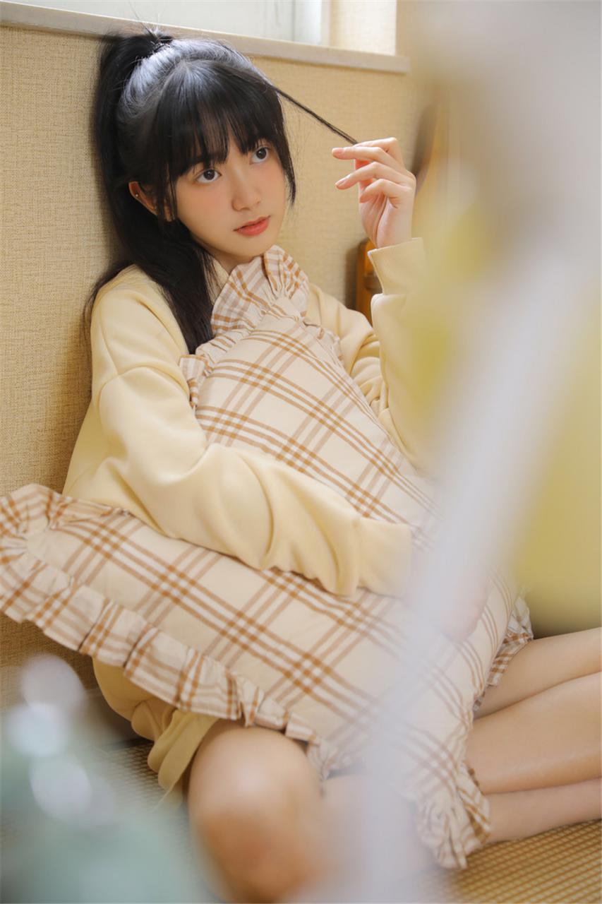 清新大眼镜长腿空气刘海萌妹子白色卫衣寝室唯美写真(1/11) 美图 第1张