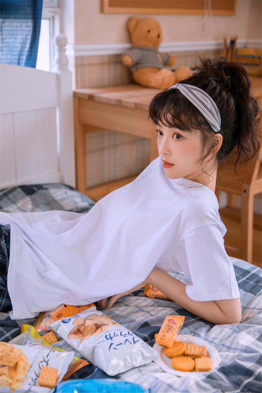优雅知性校花学霸美少女白色T恤高马尾青春阳光写真(1/12) 美图 第1张