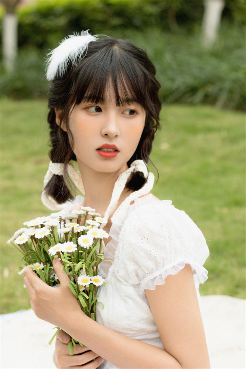 浪漫迷人邻家小妹美白色连衣裙户外魅力写真(1/9) 美图 第1张