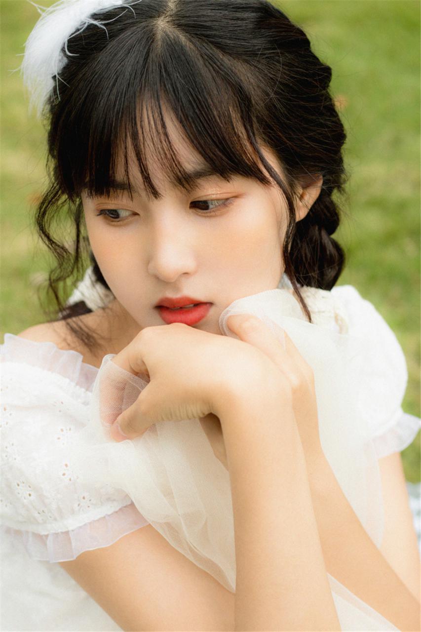 浪漫迷人邻家小妹美白色连衣裙户外魅力写真(1/9) 美图 第1张