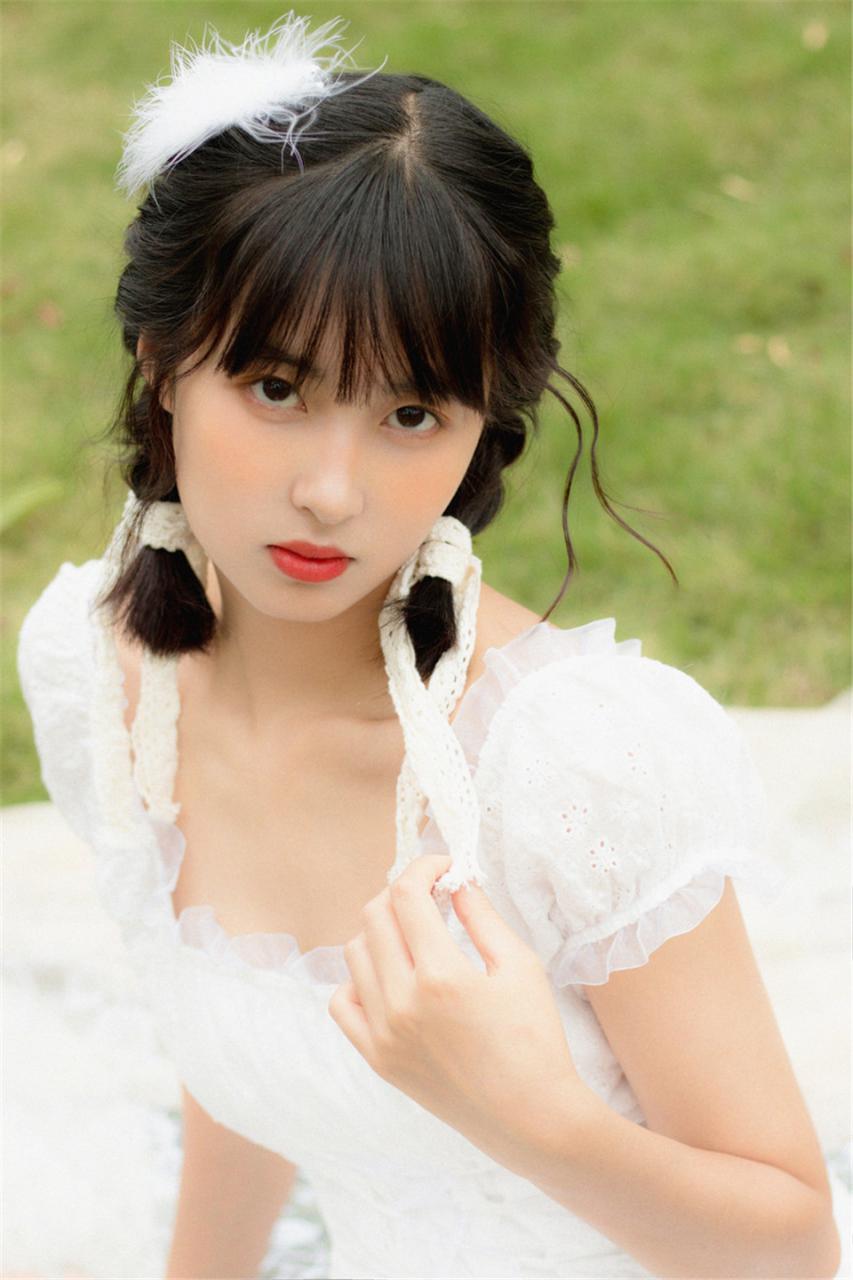 浪漫迷人邻家小妹美白色连衣裙户外魅力写真(1/9) 美图 第1张