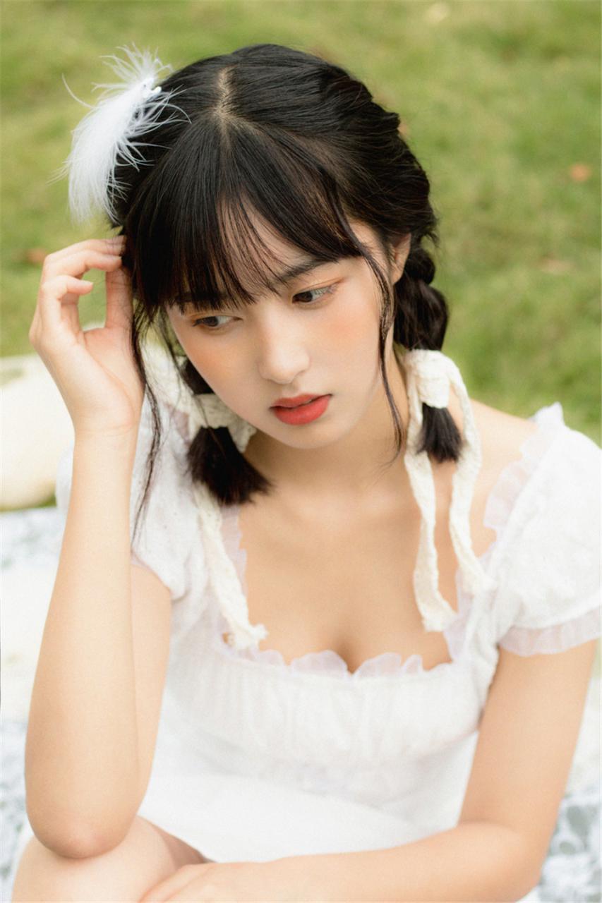 浪漫迷人邻家小妹美白色连衣裙户外魅力写真(1/9) 美图 第1张