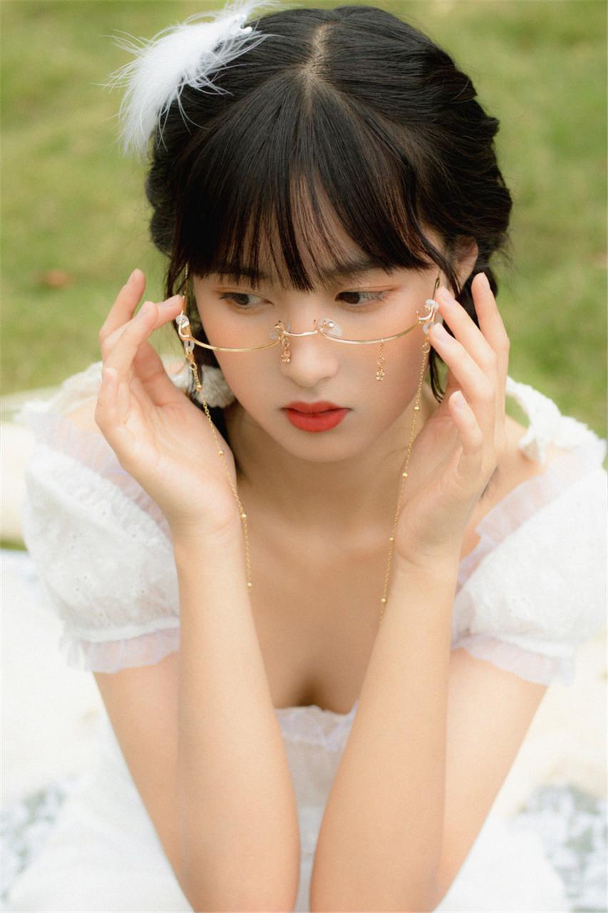 浪漫迷人邻家小妹美白色连衣裙户外魅力写真(1/9) 美图 第1张