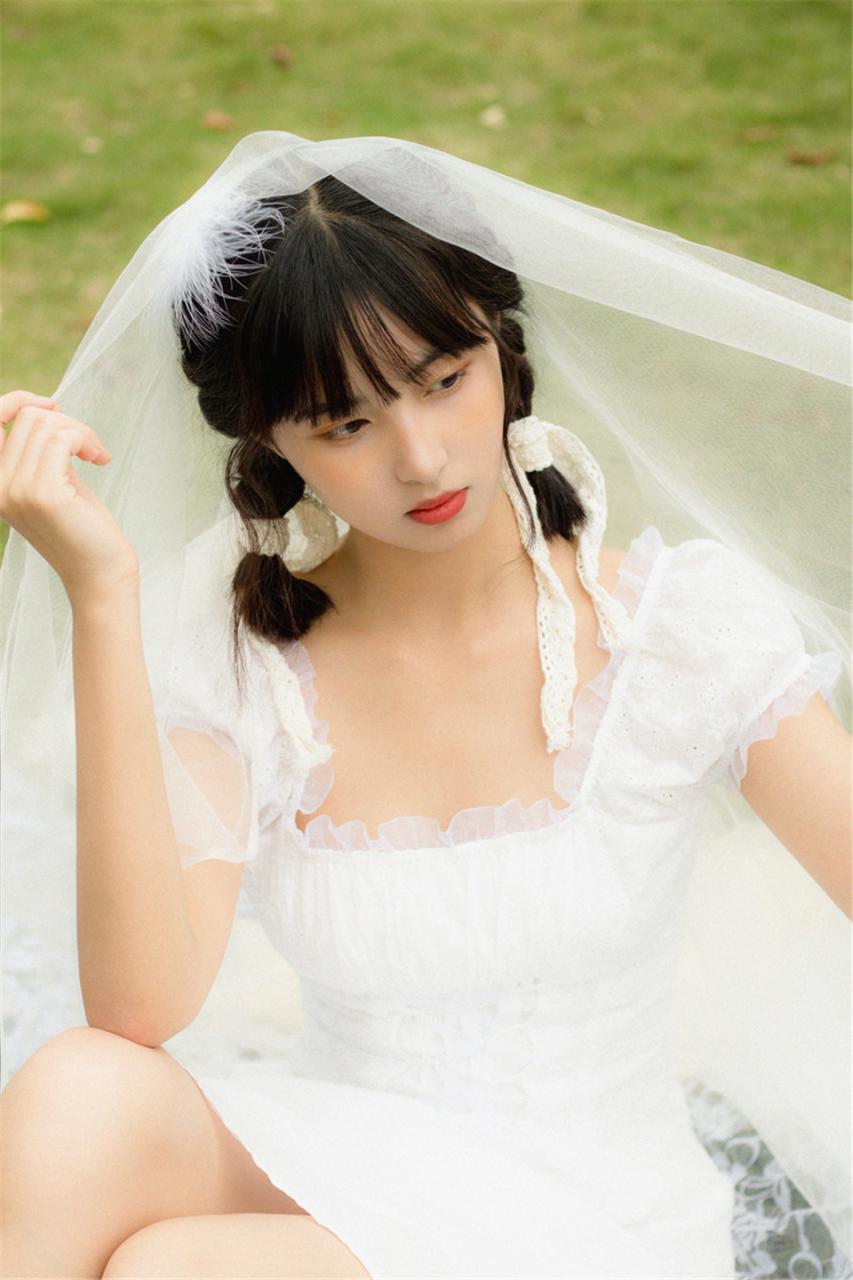 浪漫迷人邻家小妹美白色连衣裙户外魅力写真(1/9) 美图 第1张