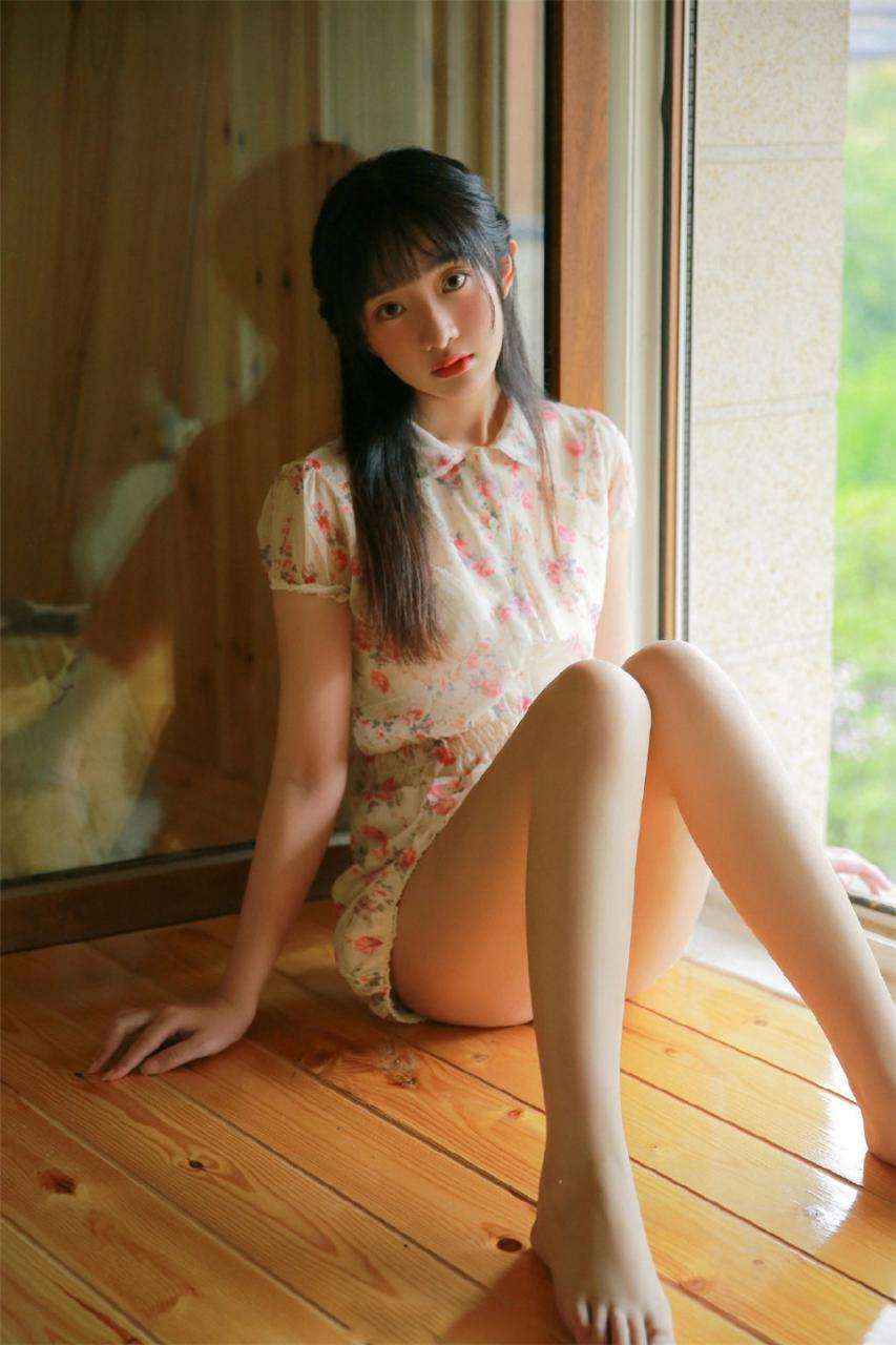 优雅灵动长腿小清新长发披肩美少女居家生活浪漫迷人写真(1/12) 美图 第1张