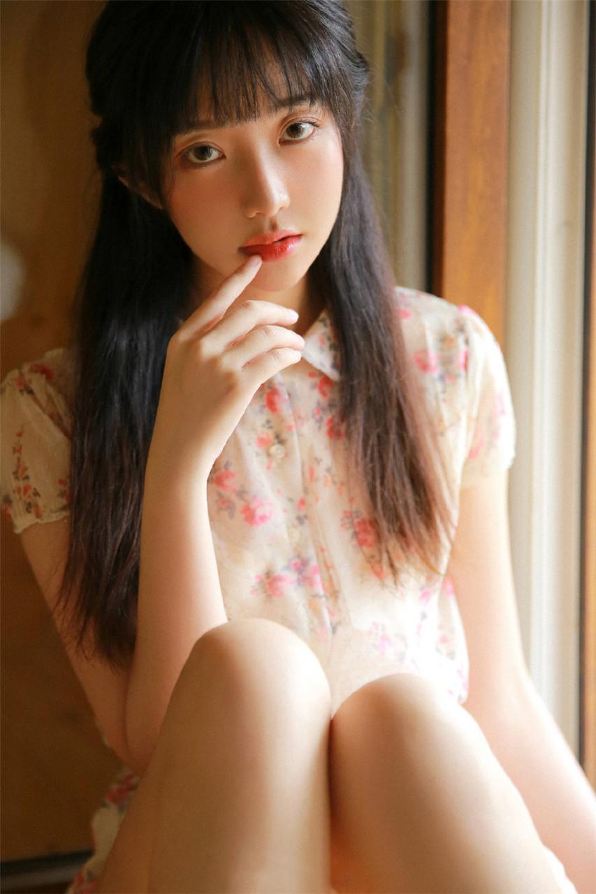 优雅灵动长腿小清新长发披肩美少女居家生活浪漫迷人写真(1/12) 美图 第1张