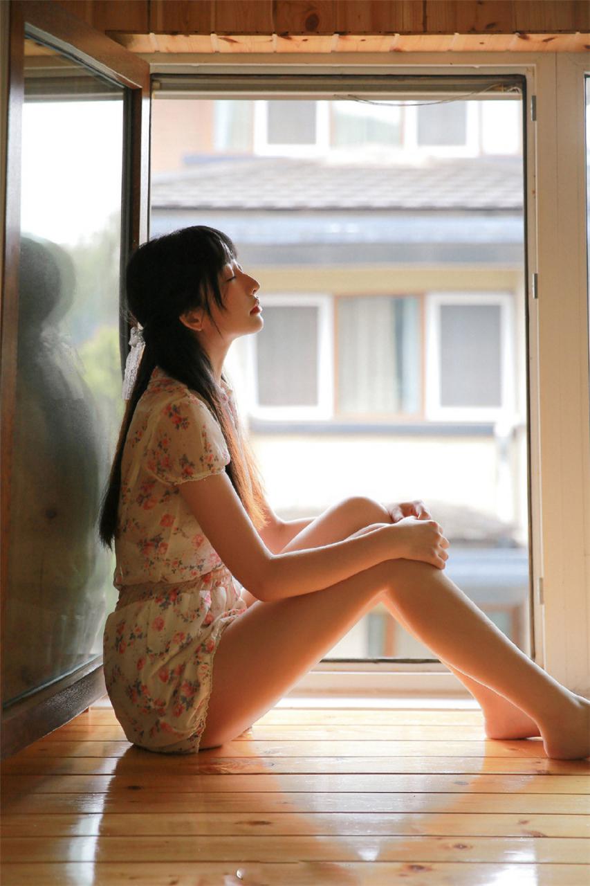 优雅灵动长腿小清新长发披肩美少女居家生活浪漫迷人写真(1/12) 美图 第1张