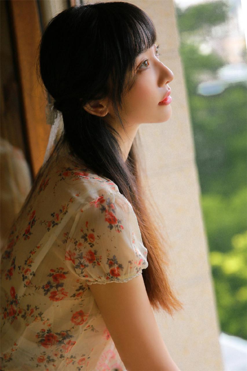 优雅灵动长腿小清新长发披肩美少女居家生活浪漫迷人写真(1/12) 美图 第1张