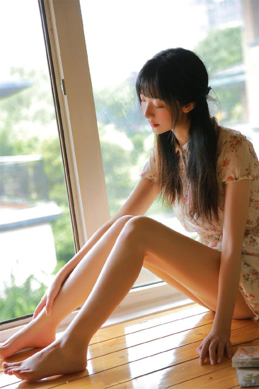 优雅灵动长腿小清新长发披肩美少女居家生活浪漫迷人写真(1/12) 美图 第1张