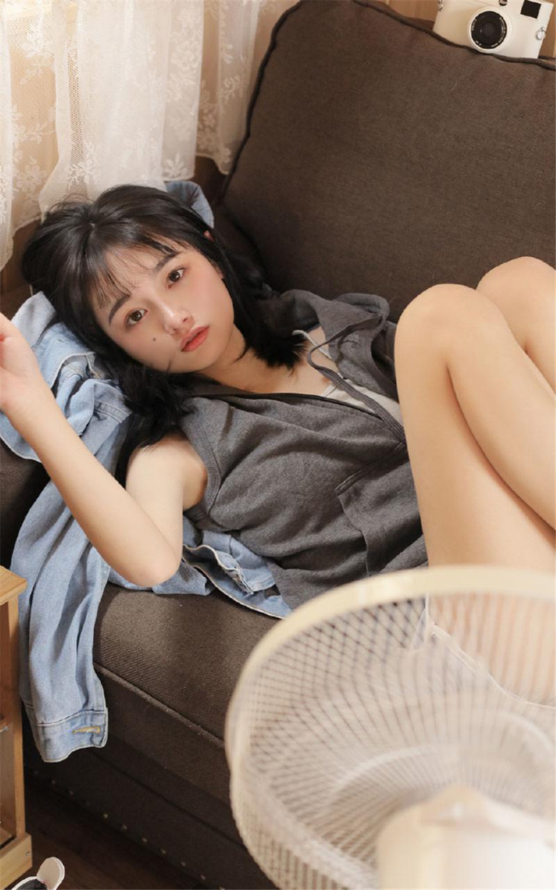 青春懵懂短发美少女灰色短袖T恤居家生活夏日清新写真(1/10) 美图 第1张