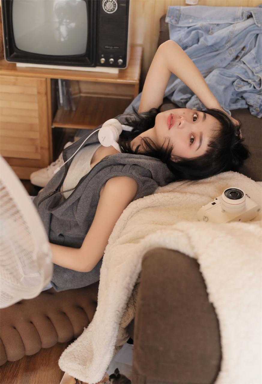 青春懵懂短发美少女灰色短袖T恤居家生活夏日清新写真(1/10) 美图 第1张