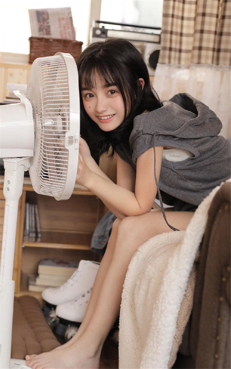 青春懵懂短发美少女灰色短袖T恤居家生活夏日清新写真(1/10) 美图 第1张