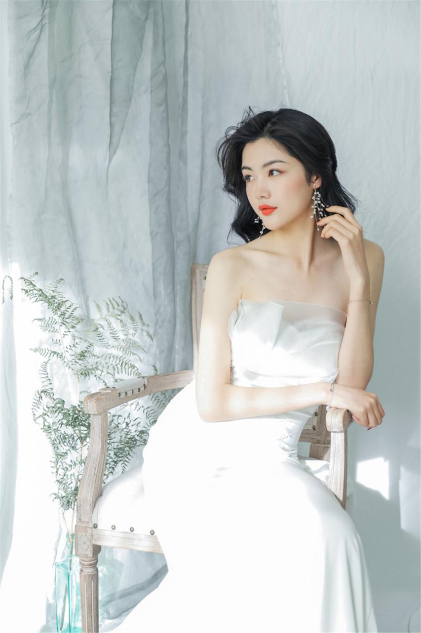 妩媚知性气质美少妇白色抹胸礼服浪漫迷人写真(1/9) 美图 第1张