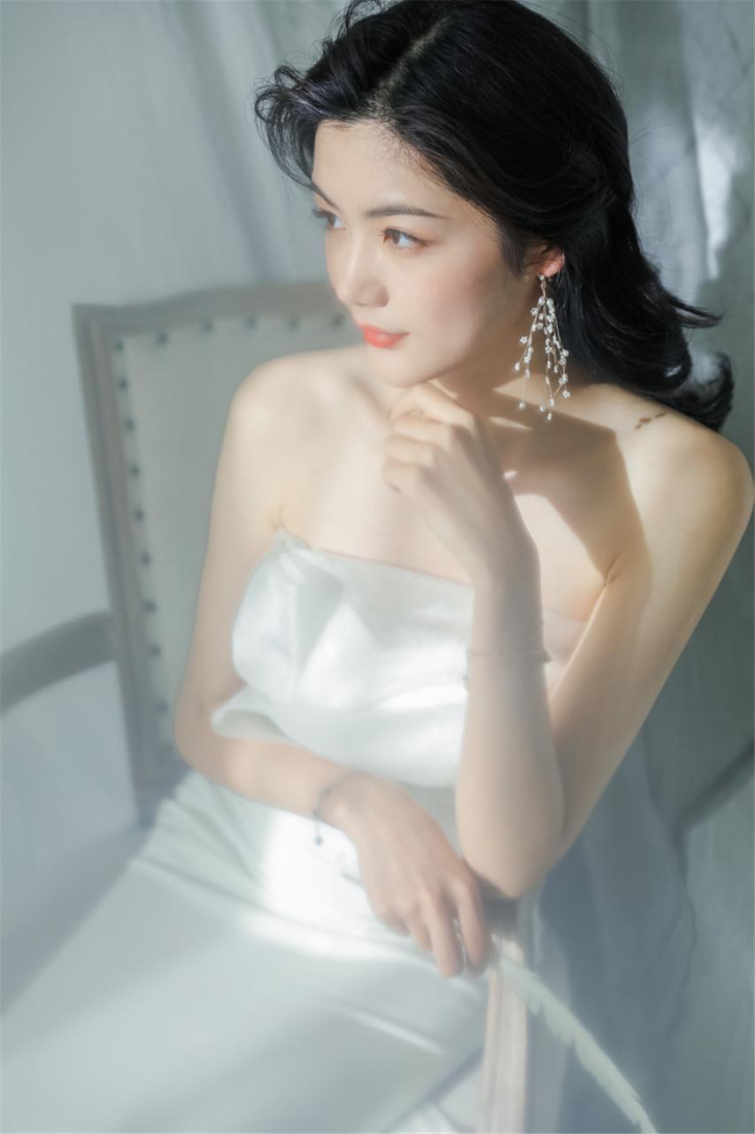 妩媚知性气质美少妇白色抹胸礼服浪漫迷人写真(1/9) 美图 第1张