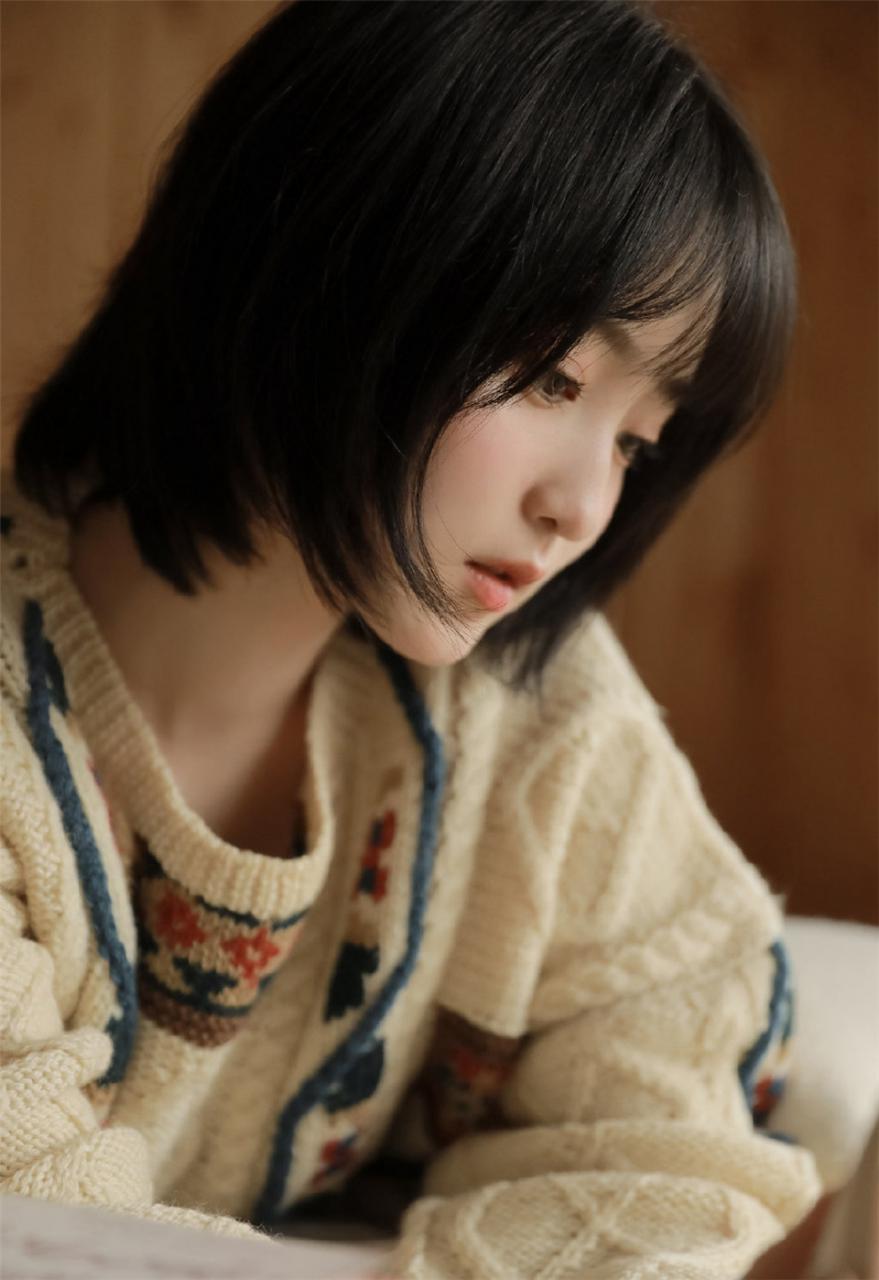 清纯养眼学霸校花长腿美少女米色毛衣寝室学习生活休闲写真(1/8) 美图 第1张
