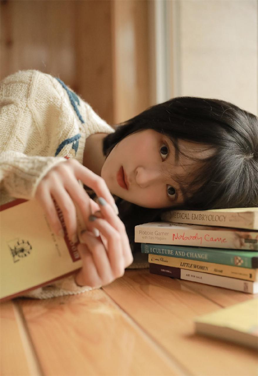 清纯养眼学霸校花长腿美少女米色毛衣寝室学习生活休闲写真(1/8) 美图 第1张