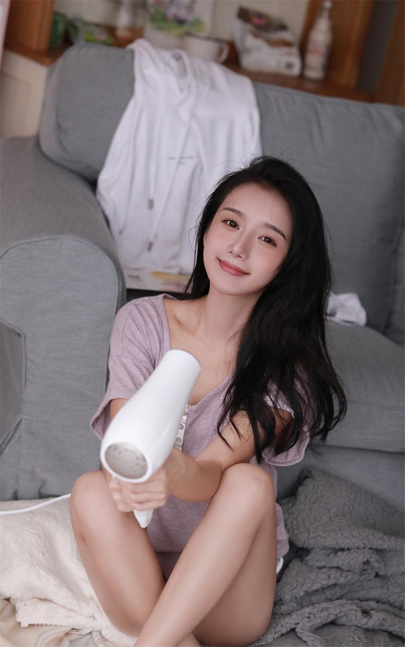 清纯养眼乌黑头发高颜值长腿美少女灰色T恤居家生活休闲写真(1/8) 健康 第1张