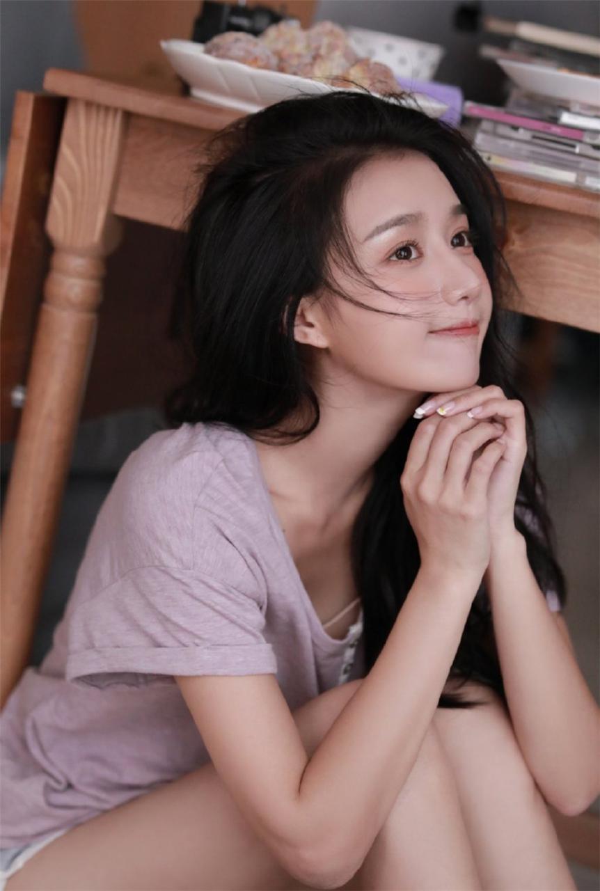 清纯养眼乌黑头发高颜值长腿美少女灰色T恤居家生活休闲写真(1/8) 美容健康 第1张