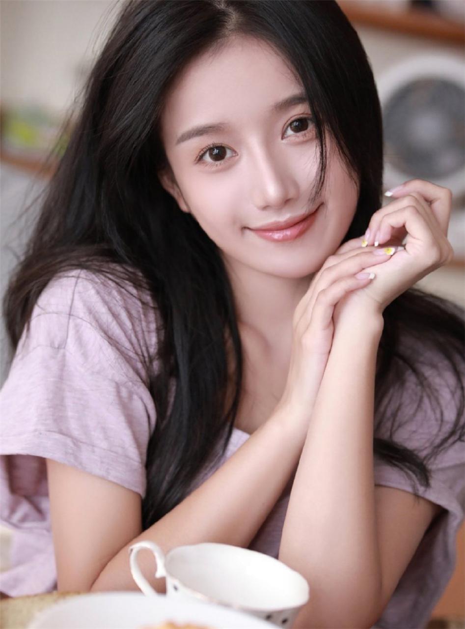 清纯养眼乌黑头发高颜值长腿美少女灰色T恤居家生活休闲写真(1/8) 健康 第1张