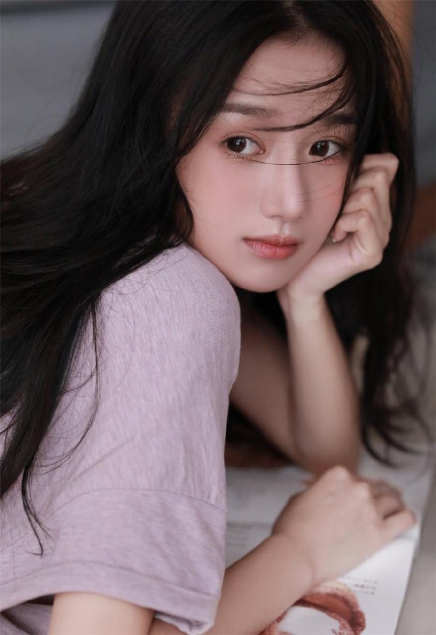 清纯养眼乌黑头发高颜值长腿美少女灰色T恤居家生活休闲写真(1/8) 健康 第1张