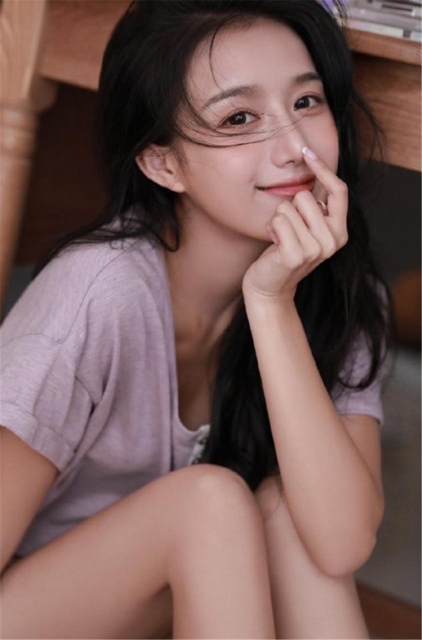 清纯养眼乌黑头发高颜值长腿美少女灰色T恤居家生活休闲写真(1/8) 健康 第1张