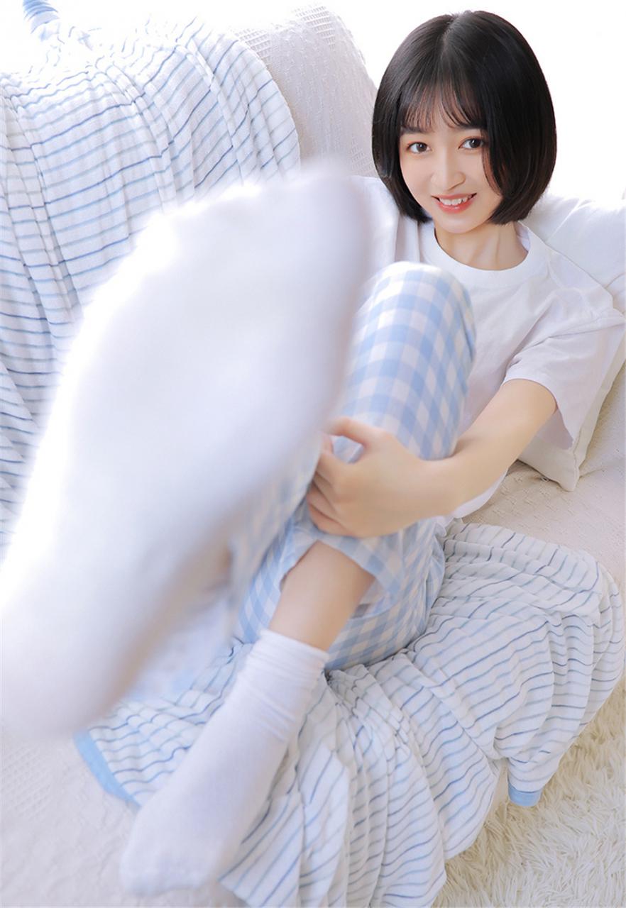 精致漂亮短发美少女白色T恤格子长裤居家生活休闲写真(1/9) 美图 第1张