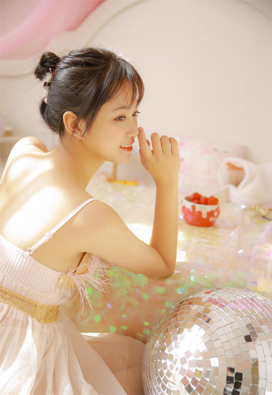 清纯养眼气质小萝莉美少女小丸子头粉红色吊带裙迷你写真(1/7) 美女图片 第1张