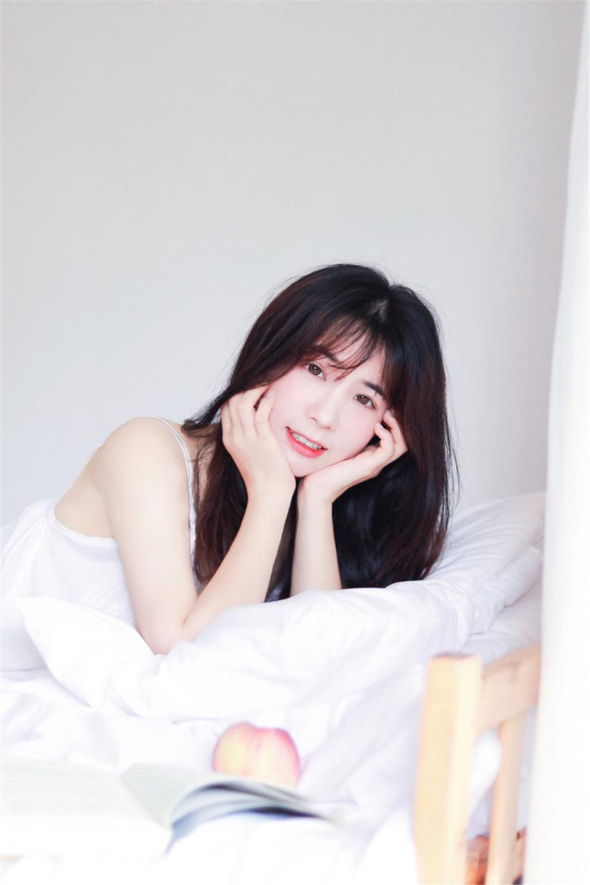 甜美迷人气质清纯美少女白色蓝色吊带裙居家生活休闲学习写真(1/9) 美图 第1张