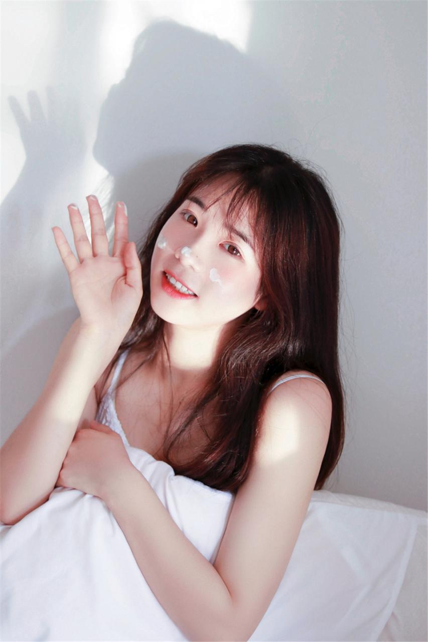 甜美迷人气质清纯美少女白色蓝色吊带裙居家生活休闲学习写真(1/9) 美图 第1张