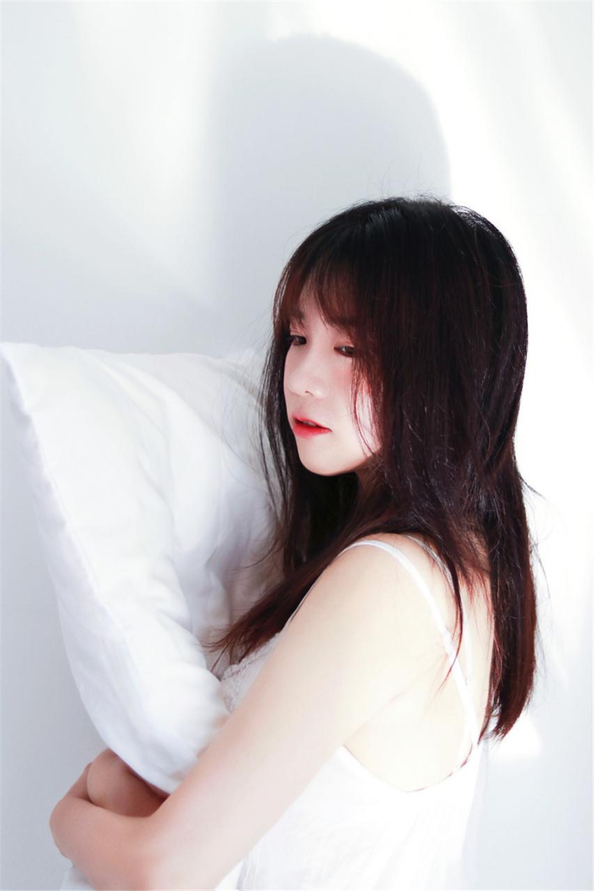 甜美迷人气质清纯美少女白色蓝色吊带裙居家生活休闲学习写真(1/9) 美图 第1张