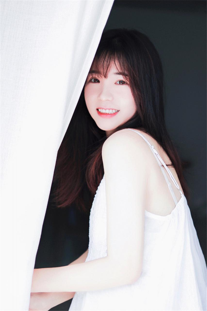 甜美迷人气质清纯美少女白色蓝色吊带裙居家生活休闲学习写真(1/9) 美图 第1张