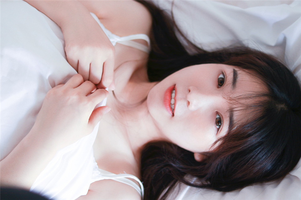 甜美迷人气质清纯美少女白色蓝色吊带裙居家生活休闲学习写真(1/9) 美图 第1张
