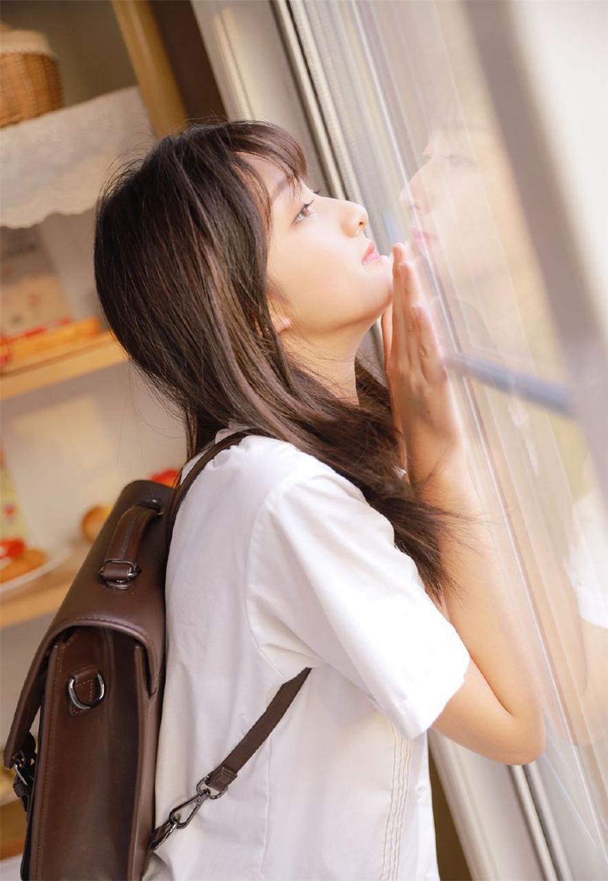 学院风修长身材学霸校花美少女白色校服校园生活休闲写真(1/8) 美图 第1张