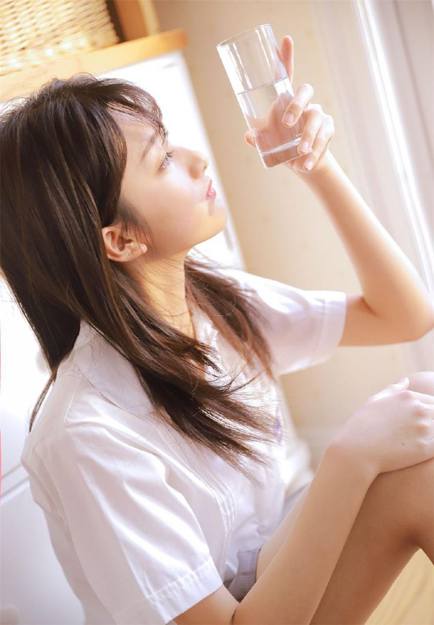 学院风修长身材学霸校花美少女白色校服校园生活休闲写真(1/8) 美图 第1张