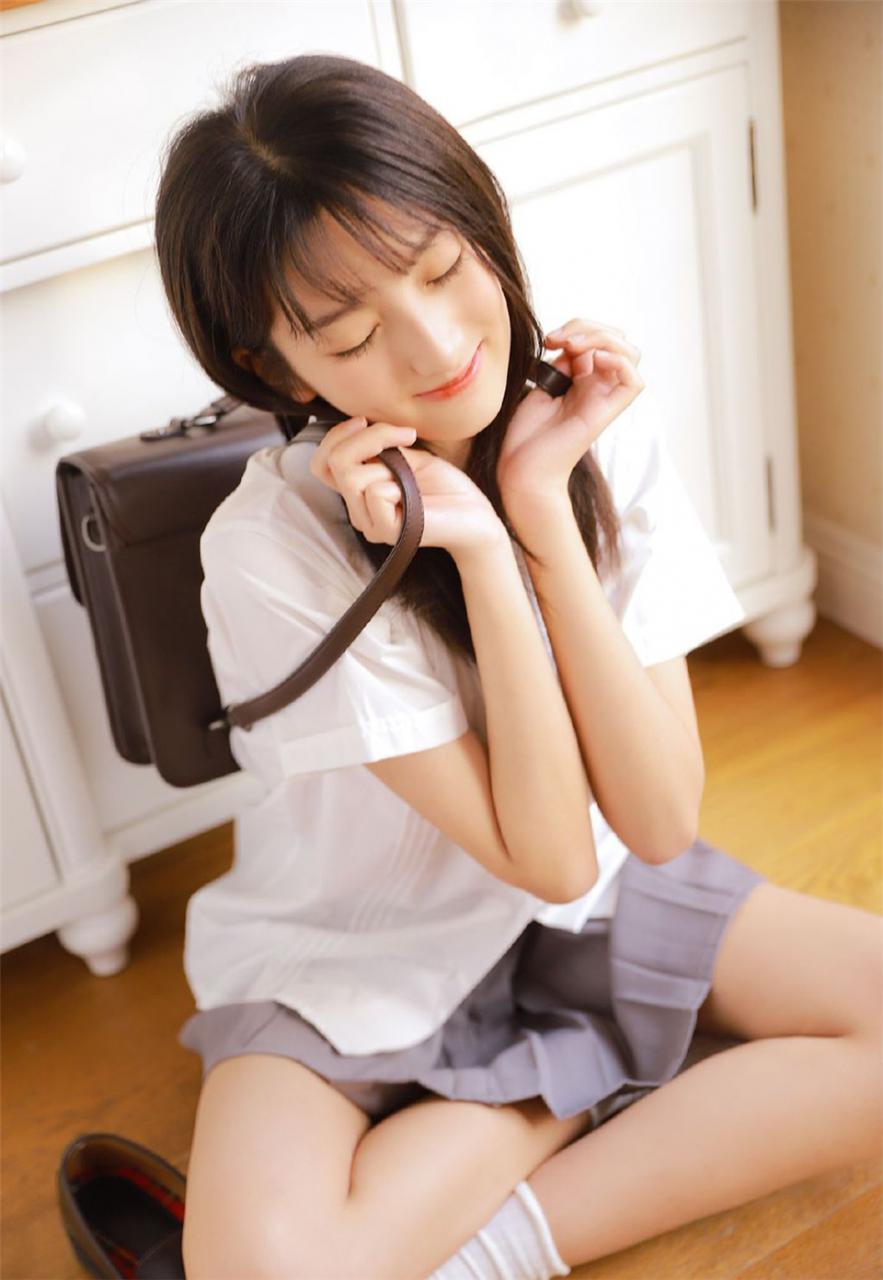 学院风修长身材学霸校花美少女白色校服校园生活休闲写真(1/8) 美图 第1张