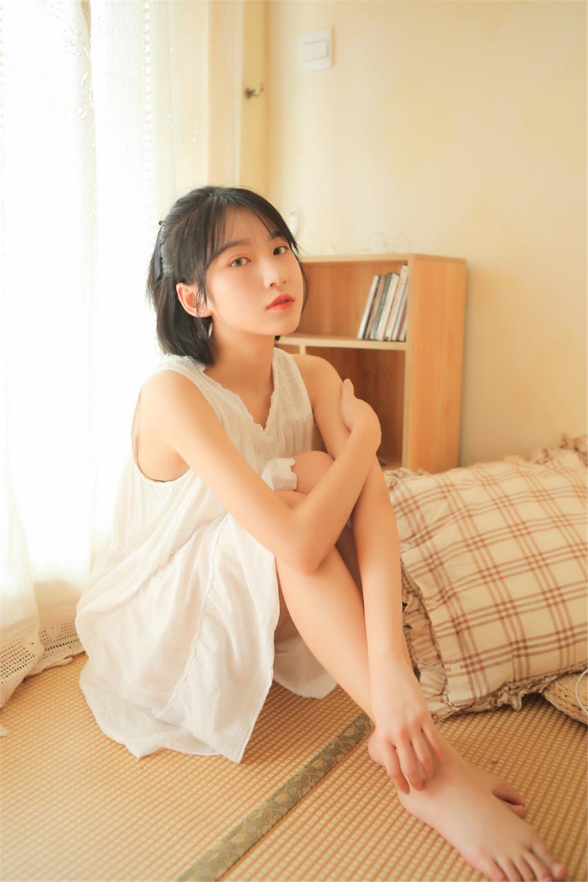 清新灵动气质学霸短发美少女白色吊带睡衣居家生活休闲写真(1/9) 美图 第1张