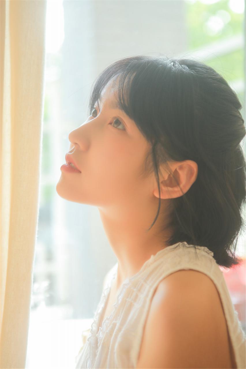 清新灵动气质学霸短发美少女白色吊带睡衣居家生活休闲写真(1/9) 美图 第1张
