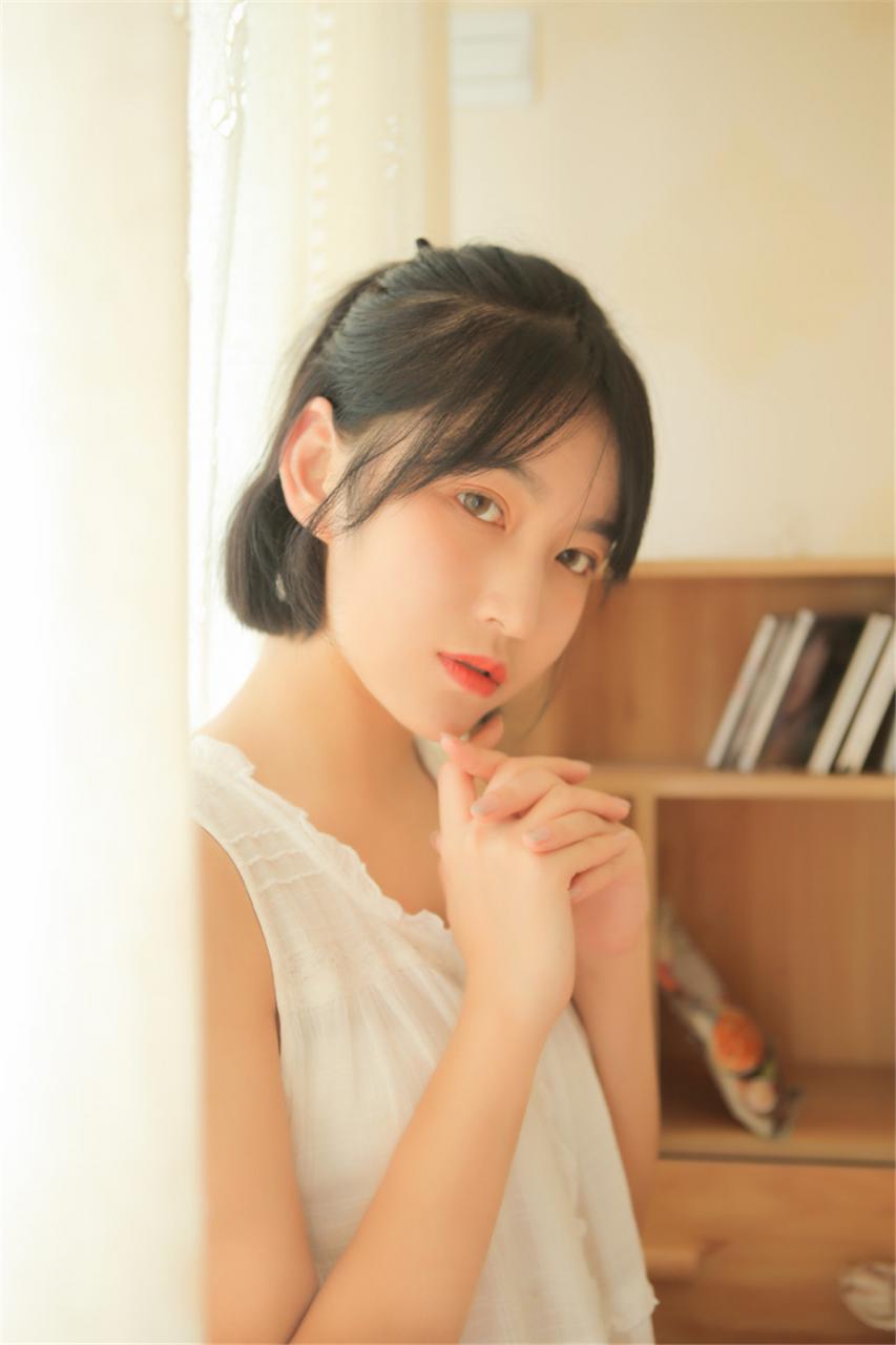 清新灵动气质学霸短发美少女白色吊带睡衣居家生活休闲写真(1/9) 美图 第1张