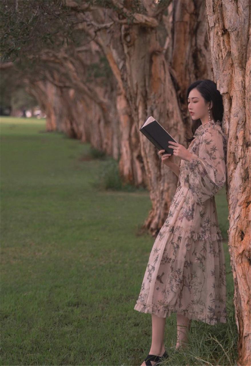 浪漫优美气质校花美少女校园内清新迷人浪漫写真(1/9) 美图 第1张