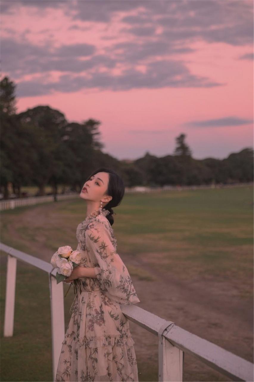 浪漫优美气质校花美少女校园内清新迷人浪漫写真(1/9) 美图 第1张