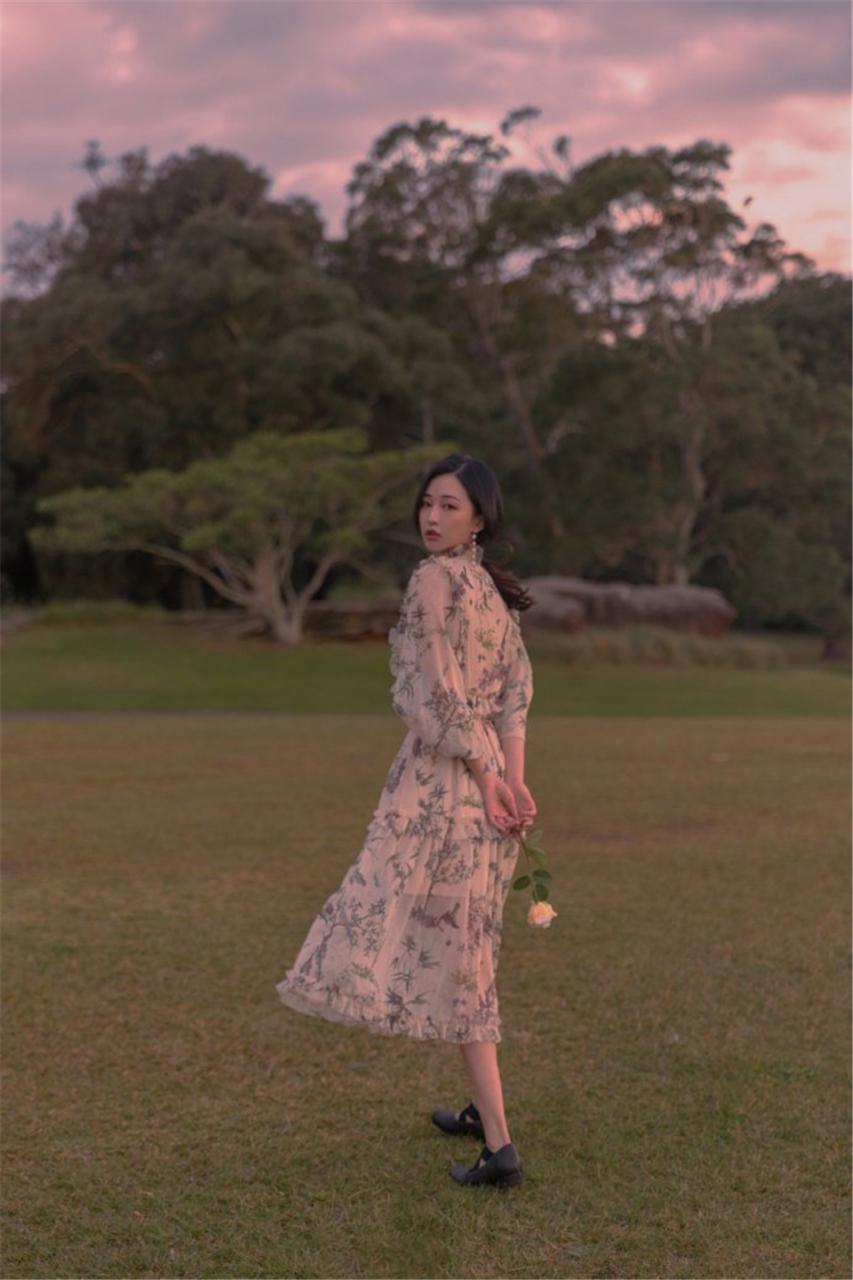 浪漫优美气质校花美少女校园内清新迷人浪漫写真(1/9) 美图 第1张
