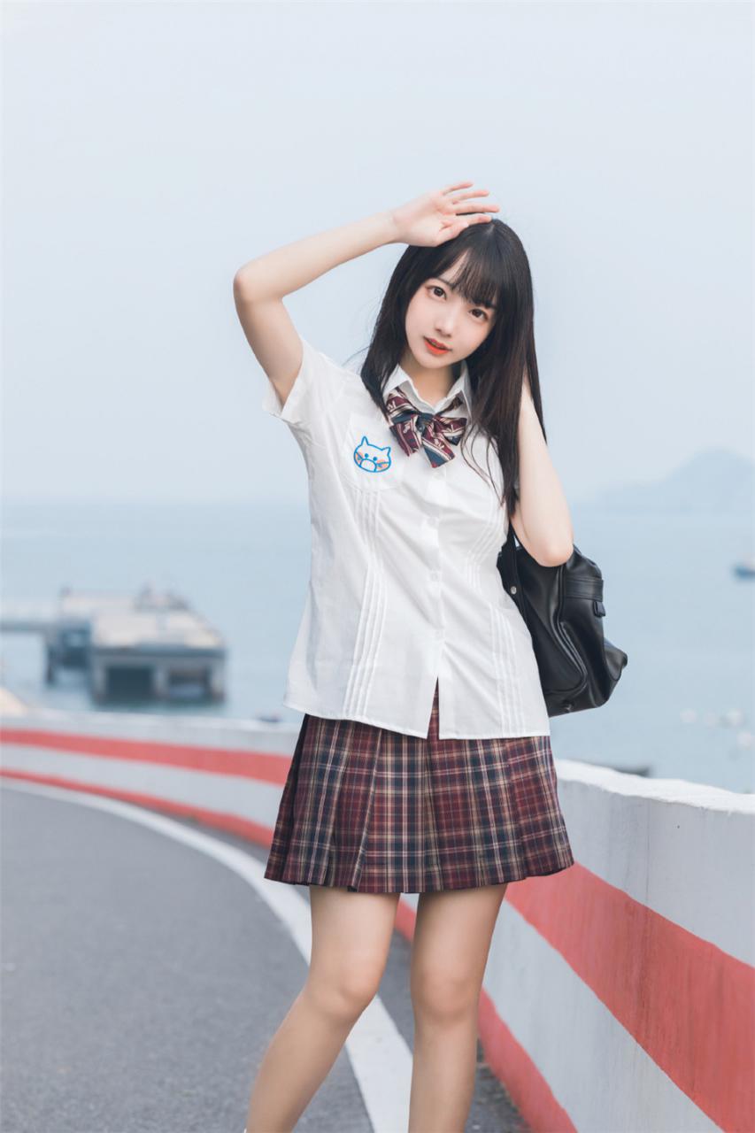 轻盈优雅日本美少女白色衬衣格子裙户外浪漫迷人写真(1/8) 美图 第1张