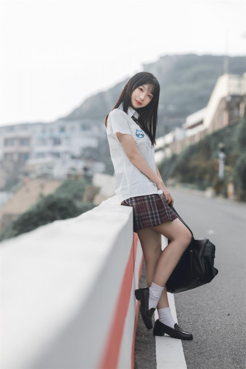 轻盈优雅日本美少女白色衬衣格子裙户外浪漫迷人写真(1/8) 美图 第1张