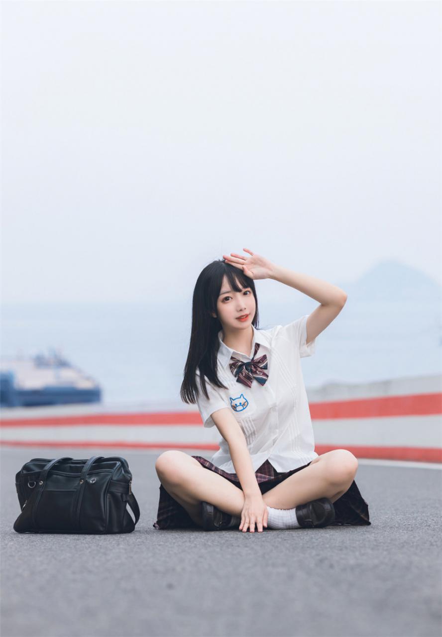 轻盈优雅日本美少女白色衬衣格子裙户外浪漫迷人写真(1/8) 美图 第1张