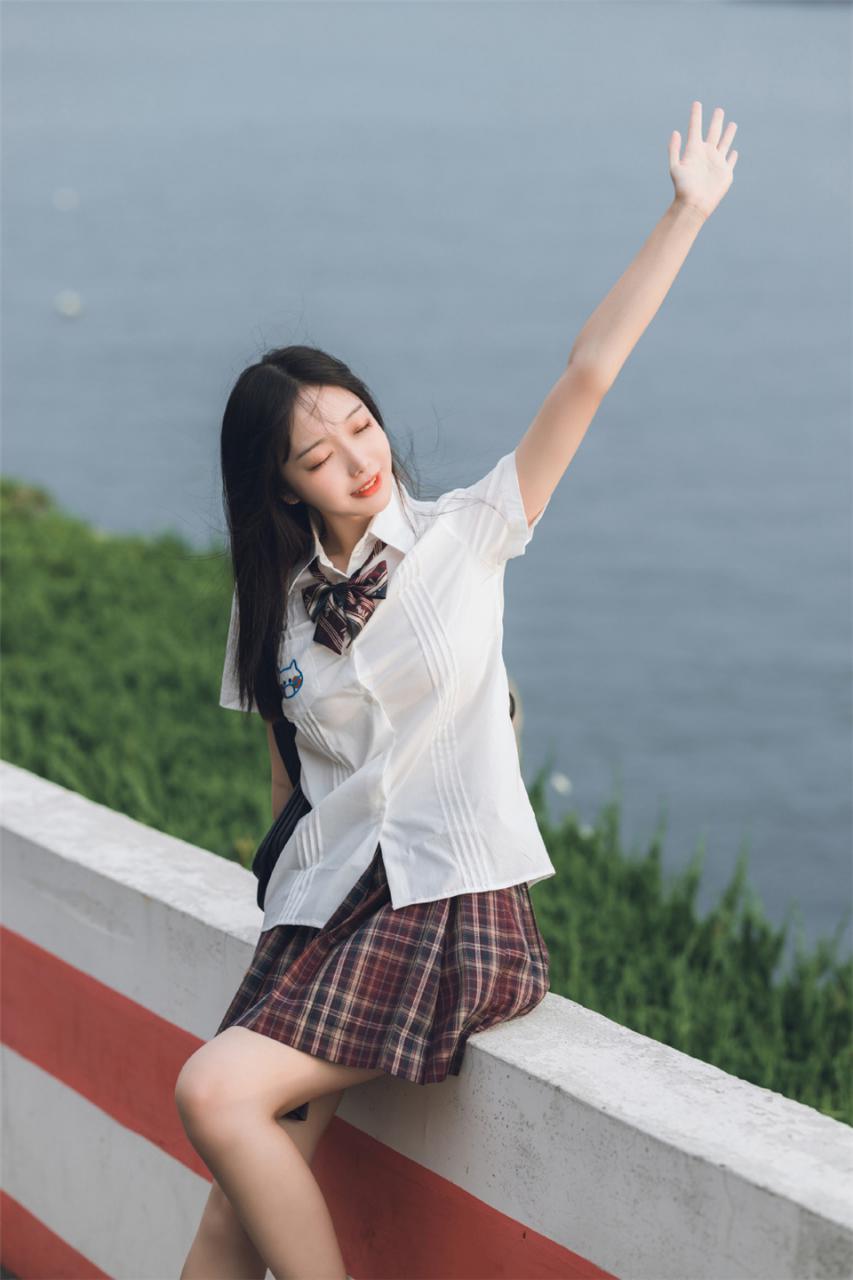 轻盈优雅日本美少女白色衬衣格子裙户外浪漫迷人写真(1/8) 美图 第1张