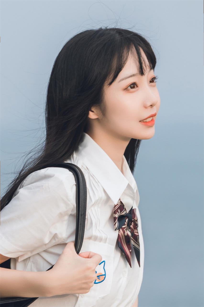 轻盈优雅日本美少女白色衬衣格子裙户外浪漫迷人写真(1/8) 美图 第1张