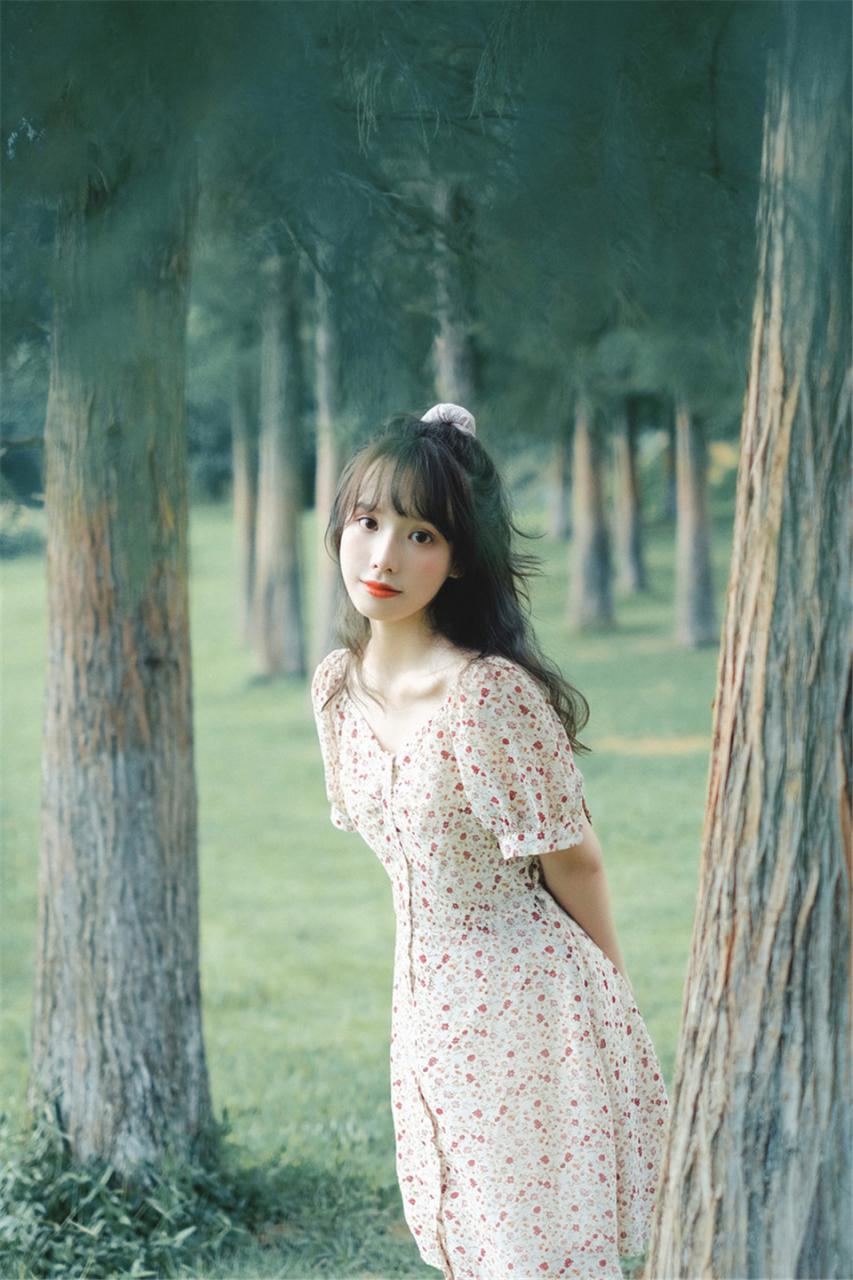 校园清纯小萝莉翠花连衣裙户外浪漫迷人优雅写真(1/10) 美图 第1张