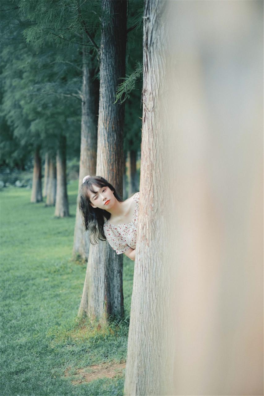 校园清纯小萝莉翠花连衣裙户外浪漫迷人优雅写真(1/10) 美图 第1张